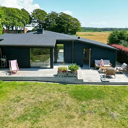 Дом отдыха With View Of Helnaes Bay *