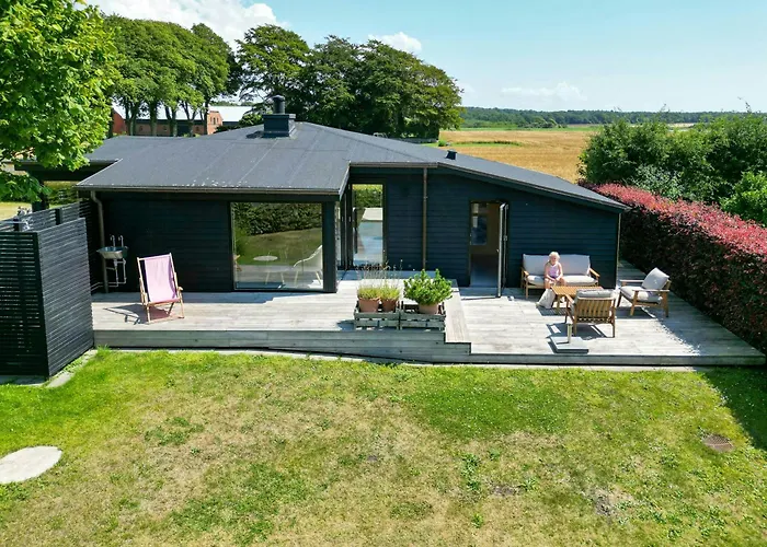 Дом отдыха With View Of Helnaes Bay *